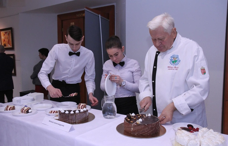 A miskolci mézes mogyorós lett idén a város tortája