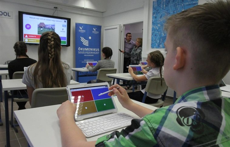 Smart School Miskolcon – Csúcstechnikával tanulhatnak a hátrányos helyzetű gyermekek