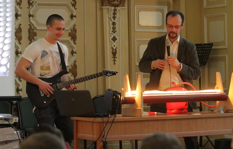 Carmenre táncoló lángok – Anyagtudományi „school-túra” a Zenepalotában