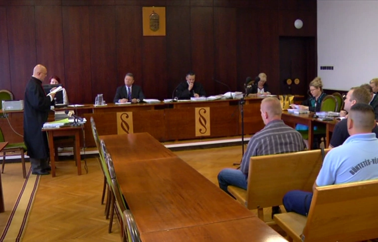 Nemcsak fogyasztották, de árulták is a drogokat a gyanú szerint