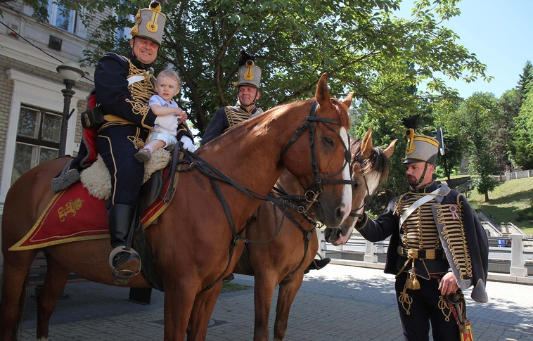 Házi finomságok huszárokkal és kocsikázással