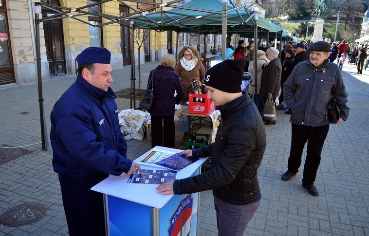 A miskolci termelői napon toboroztak határvadászokat
