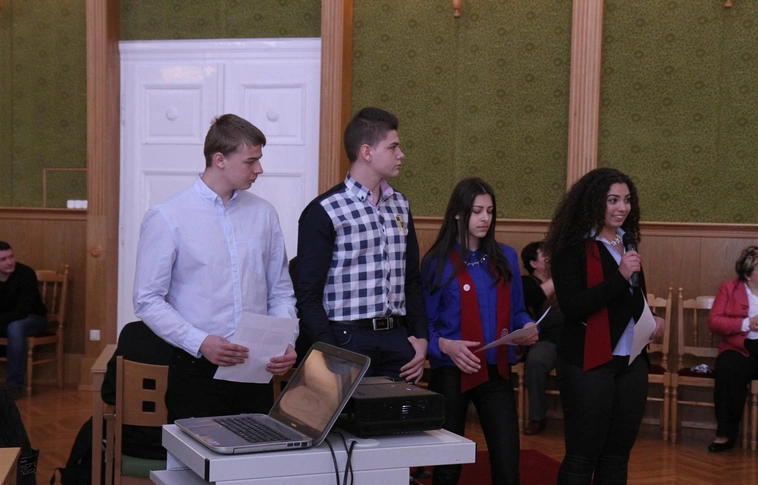 A demokratikus intézményekkel ismerkedtek