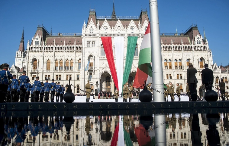 Felvonták a nemzeti lobogót az Országház előtt