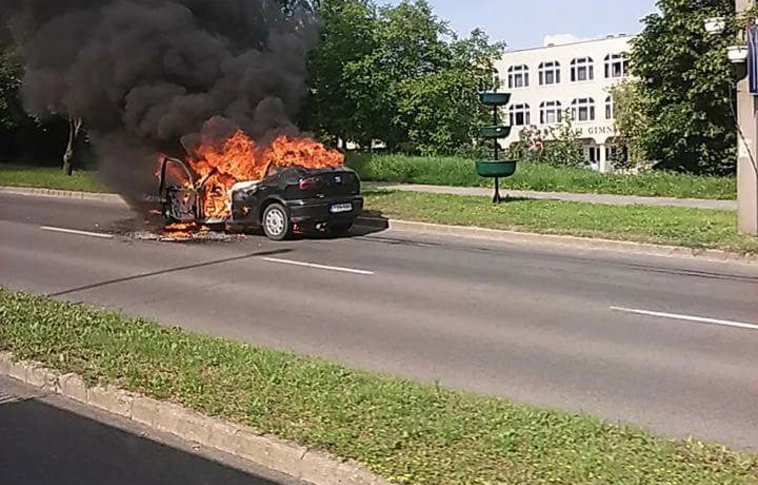 Lángolt egy autó az Avason