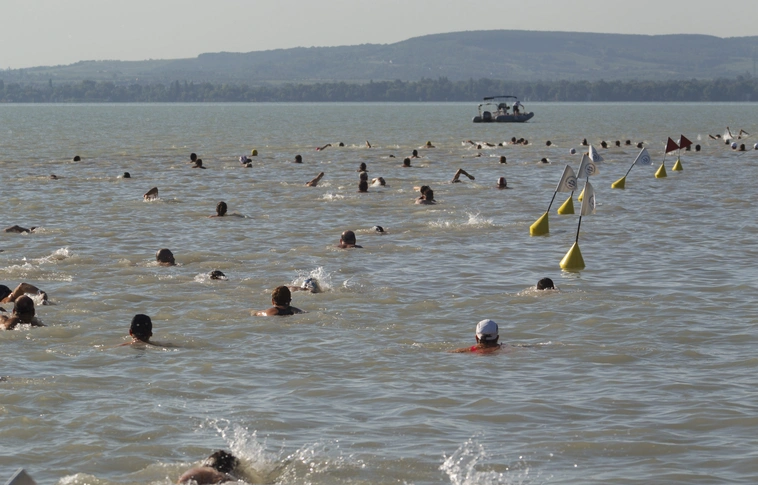 Elhalasztják a Balaton-átúszást