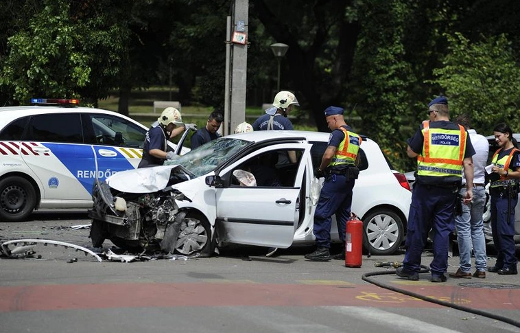 Egy 16 éves fiú fegyverrel fenyegetett, majd balesetet okozott a fővárosban
