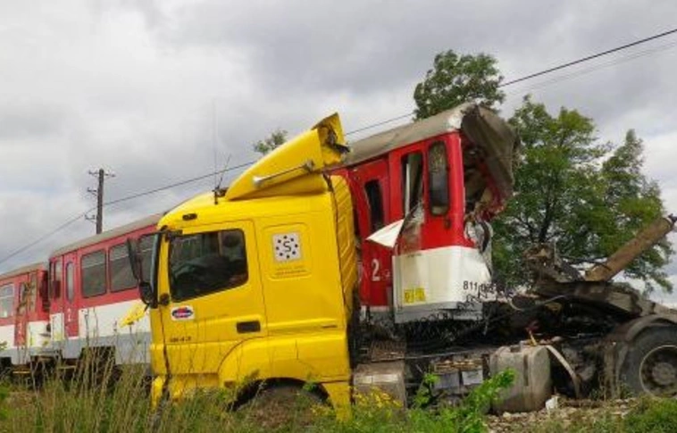 Vonattal ütközött egy kamion Borsodban