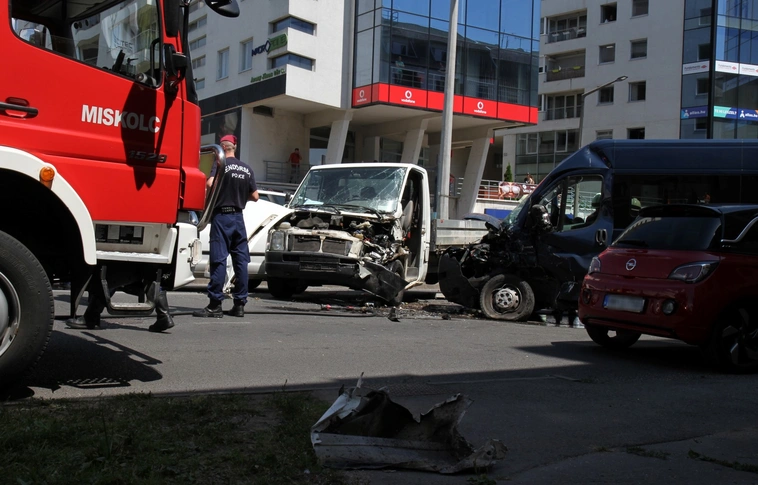 Öt autó ütközött a Petőfi téren (Helyszíni felvételekkel)
