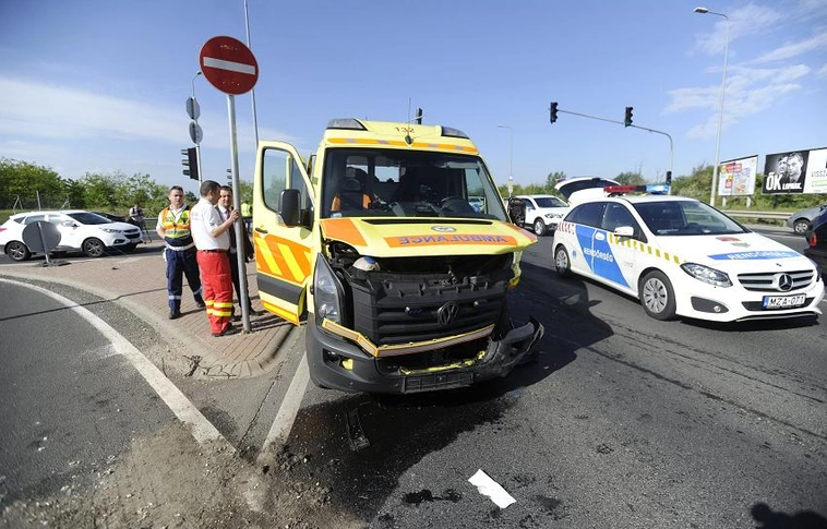 Két mentőautó ütközött össze a fővárosban, két mentős megsérült