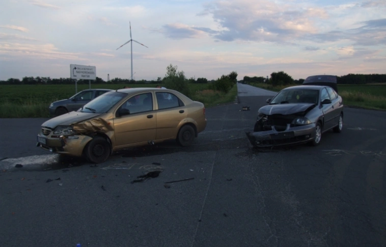 Nem adta meg az elsőbbséget, rommá törtek az autók