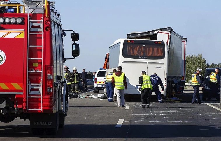 Rendőröket szállító busz és teherautók karamboloztak, ketten meghaltak a balesetben