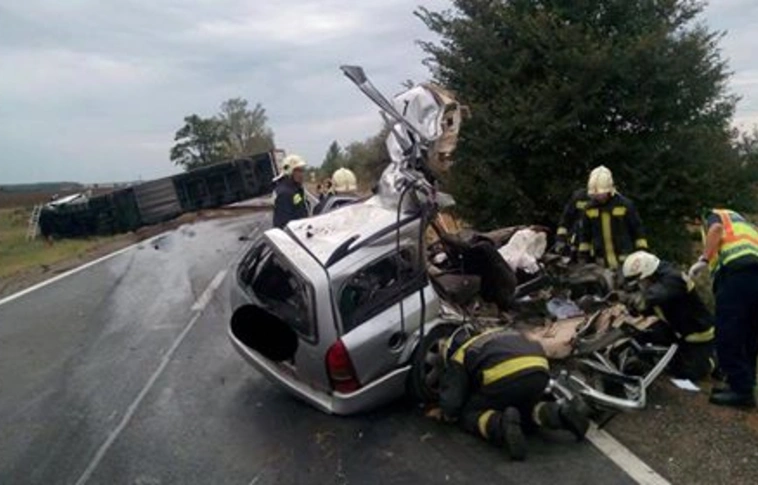 Kamion ütközött autóval a 37-esen, egy személy meghalt a balesetben