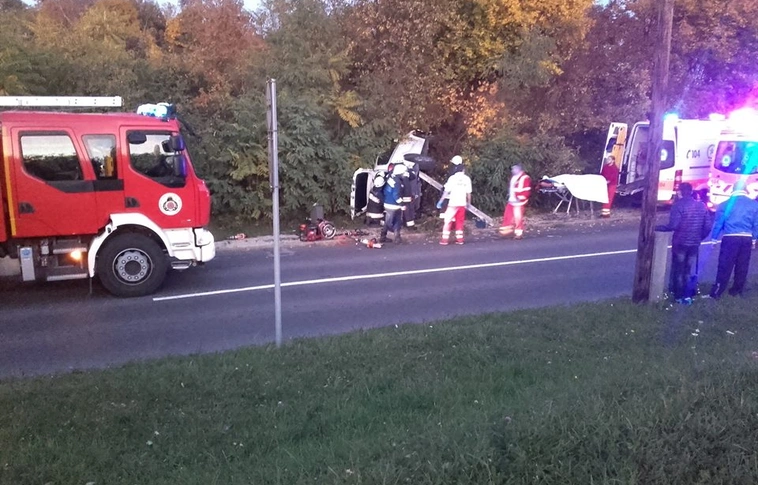 Busszal ütközött, majd felborult egy autó a Hidegsoron (Helyszíni felvételekkel)