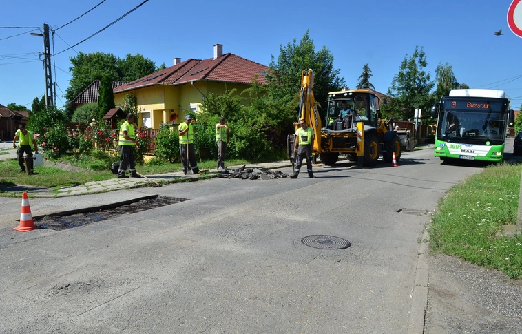 Gőzerővel folytatják az ünnepi hosszúhétvége után is a kátyúmentesítést