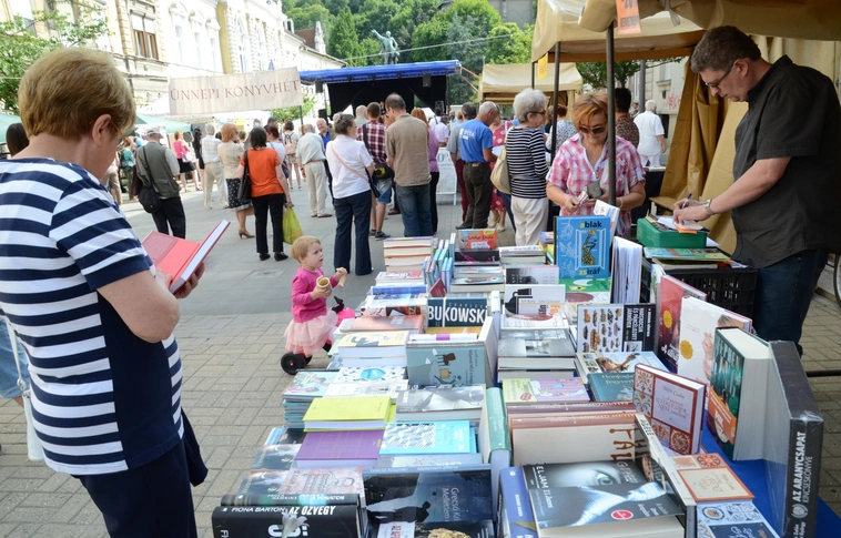 Irodalmi terasz, helyi szerzők, író-olvasó találkozók és koncertek az ünnepi könyvhéten