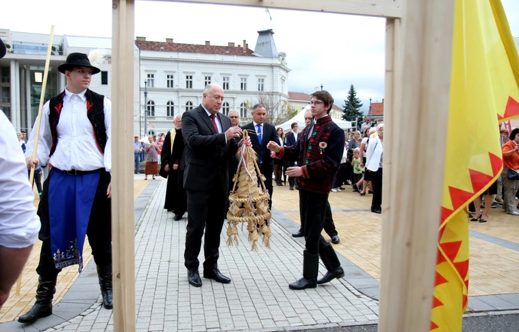"Haza addig van, amíg magyarok vannak" - Városi ünnepség a Szent István téren  (Képgalériával)