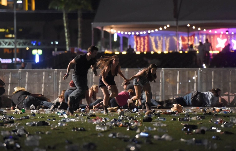 Csaknem hatvan halottja van a Las Vegas-i vérengzésnek (Helyszíni fotók, videók)