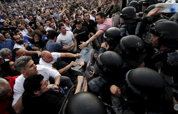 Tüntetők törtek be a macedón parlamentbe