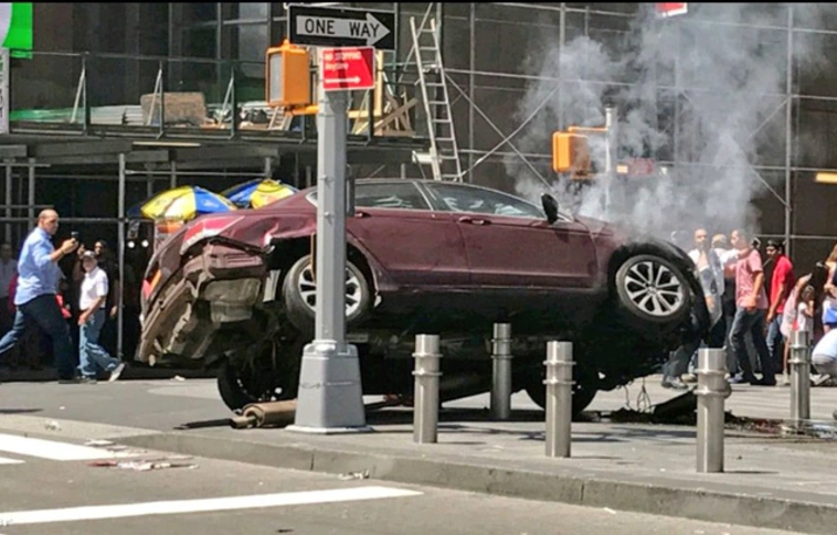 Járókelők közé hajtott egy autós a Times Square-en