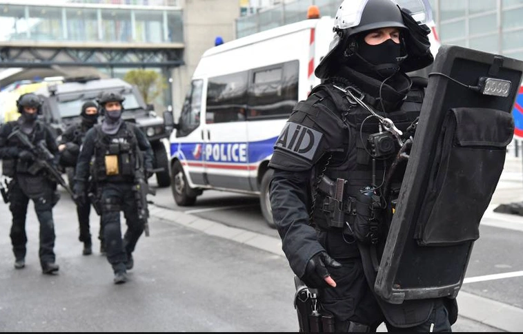 Rendőrségi furgonba rohant egy autó Párizsban