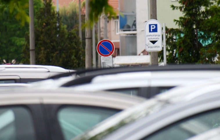 Változik a parkolás és a forgalmi rend a Selyemréten
