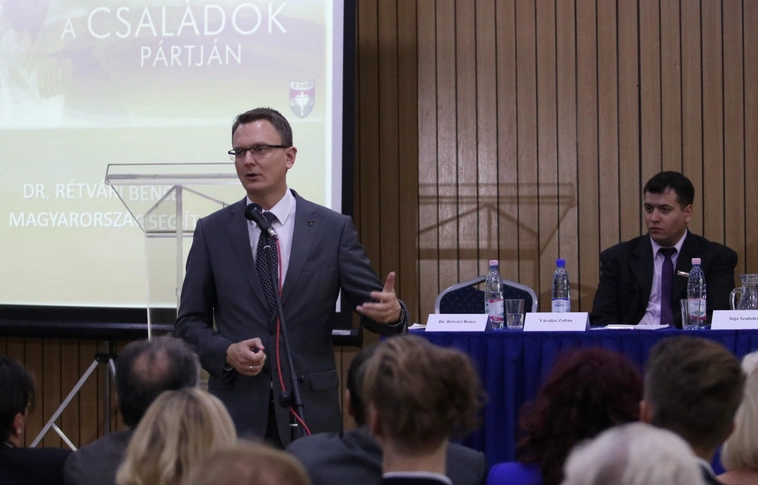 Rétvári Bence: „Oda visszük a segítséget, ahol szükséget szenvednek"