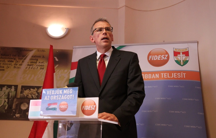 „Kérdezzük a miskolci MSZP-seket: védjük-e kerítéssel a hazánkat?”