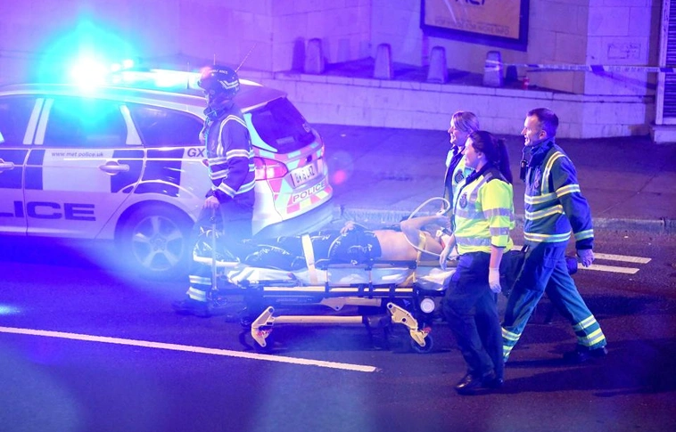 Mecsetből távozó muszlimok közé hajtott egy furgon Londonban
