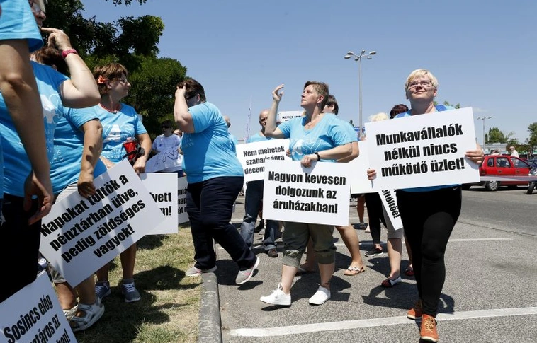 Totális sztrájkot követelnek a Tesconál