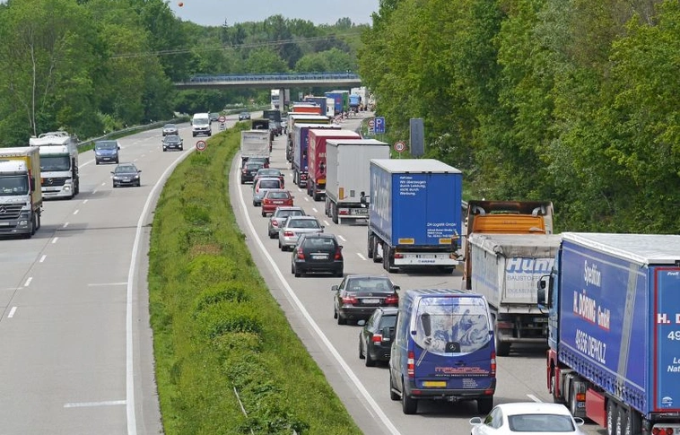 Több kilométeres a torlódás az M3-as autópályán Hatvannál