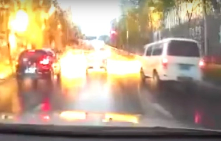 Ilyet még biztosan nem látott: tűzeső hullott!