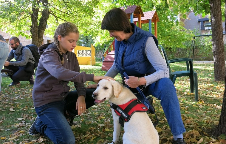Leendő vakvezető kutyák látogatták meg a Vakok Általános Iskolájának gyermekeit