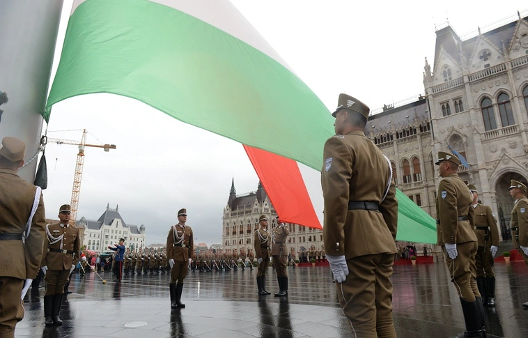 Felvonták Magyarország lobogóját az Országház előtt
