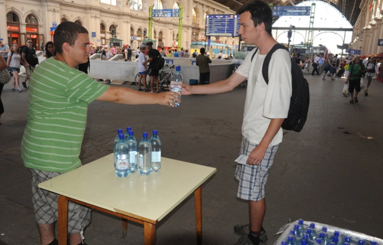 A MÁV-Start vizet oszt a fővárosi főpályaudvarokon és több vidéki vasútállomáson