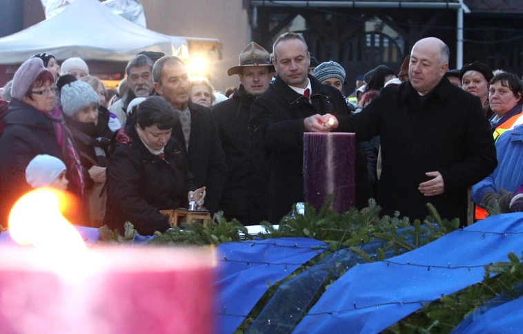 „Vigyázzunk az adventi gyertyák fényére az év minden napján”