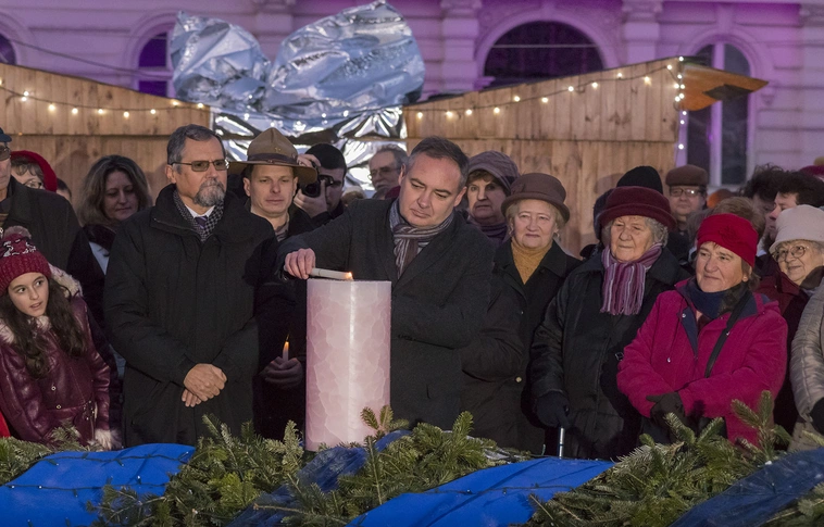 „Miskolc fölött az angyalok” – ég a harmadik gyertya Miskolc adventi koszorúján