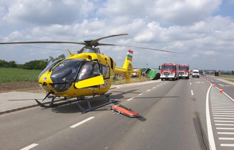Kamion és személyautó ütközött Mezőkövesdnél – mentőhelikoptert küldtek a helyszínre!