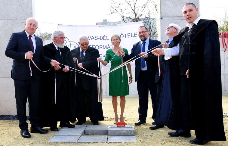 Lerakták az Avas-Déli Református Gyülekezet új templomának alapkövét