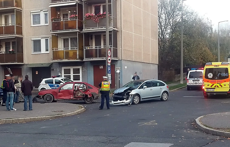 Két balesetet okozott kora reggel a jogosítvány nélkül vezető férfi! (Képgalériával!)