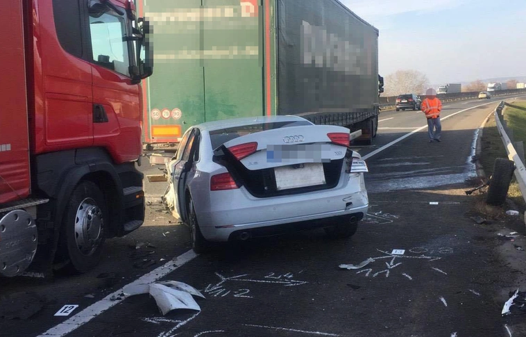 Blikk: Kis Grófo szenvedett balesetet a délelőtti kamion-személyautó karambolban