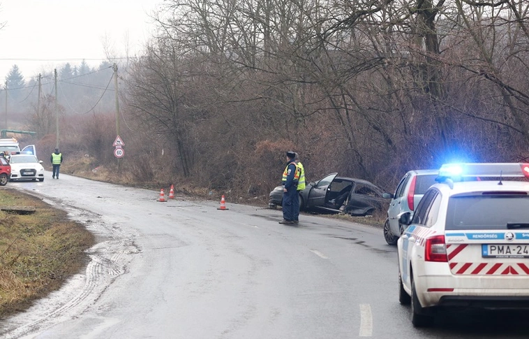 Villanyoszlopot döntött az Opel a Lyukóbányai úton