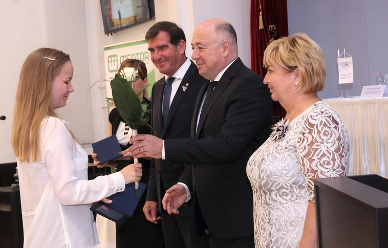 „Biztos munkahelyek várják önöket” – Szakmájuk kiváló tanulóit ünnepelték