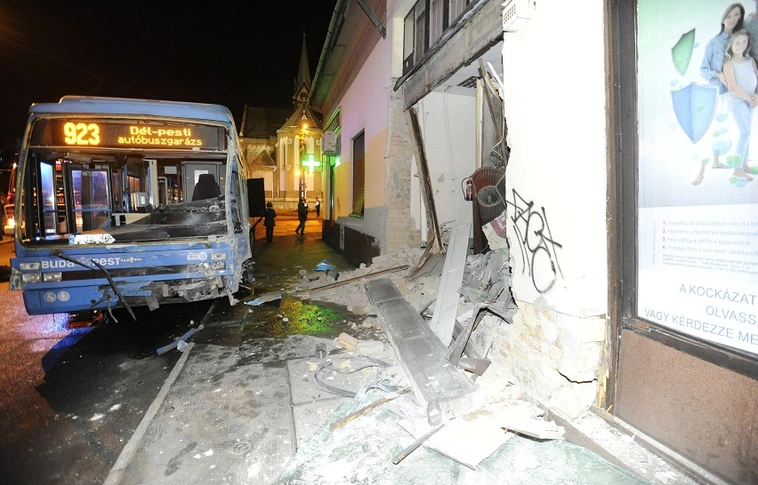 Busz, kisteherautó, kamion – Balesetek sora kedd hajnalban