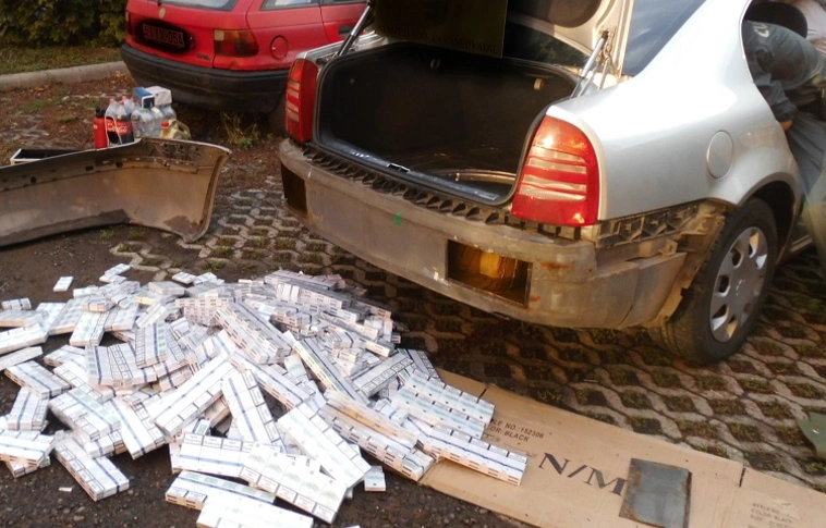 Óriási fogás Borsodban – Még a benzintank helyére is dugtak a csempészcigarettából