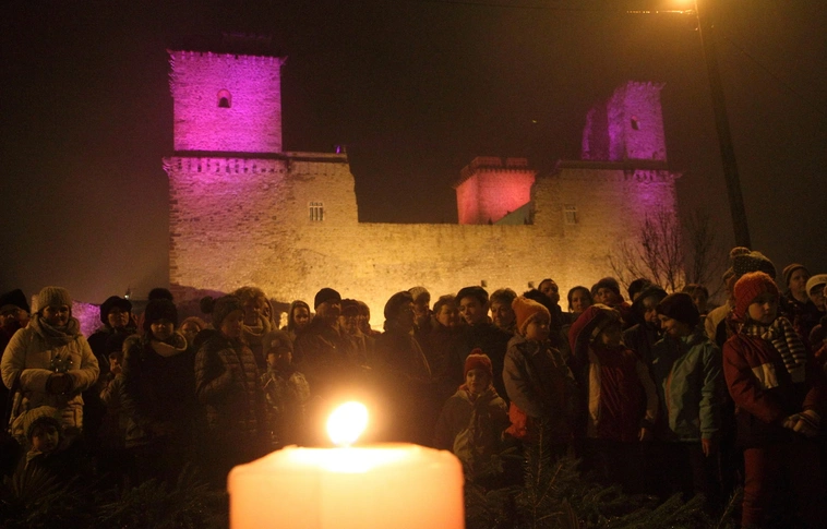 Advent Diósgyőr váránál, gyertyagyújtással, fényfestéssel, látványos tűzeffektekkel