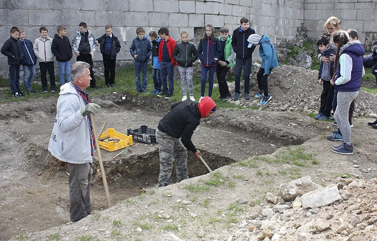A történelem mélyére ásunk – ismét ásatás-betekintő séták a Diósgyőri várban