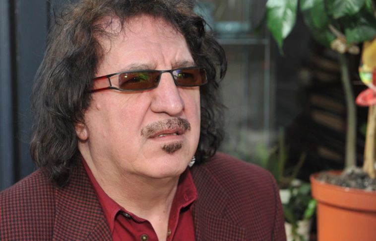 Elhunyt a 100 Folk Celsius énekese