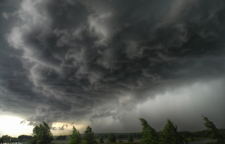 Embereket kellett kitelepíteni az éjszaka hirtelen lezúdult eső miatt