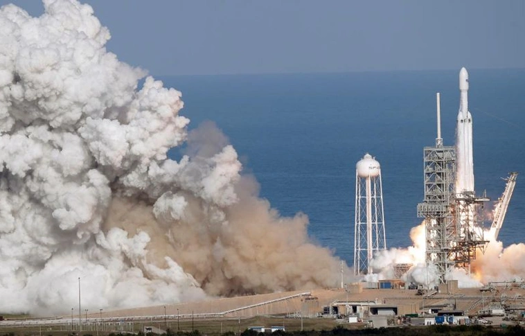 Történelmi pillanat: útnak indult a SpaceX óriás rakétája